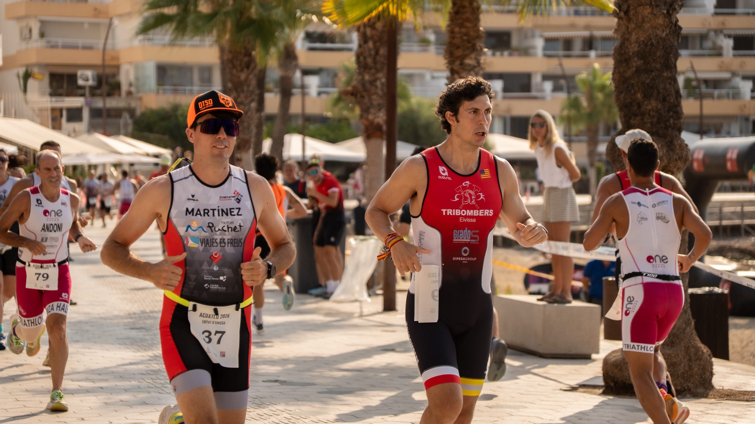 Participantes durante la carrera a pie de un acuatlón en Ibiza
