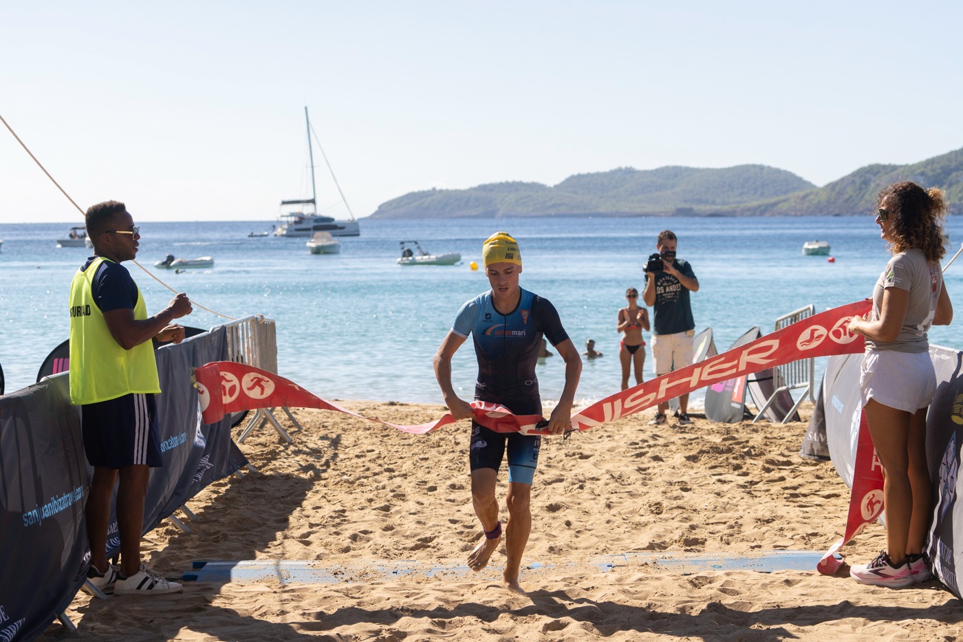 Niños y jóvenes durante la carrera del Acuatlón de Cala San Vicente