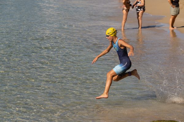 Llegada femenina del Acuatlón de Cala San Vicente