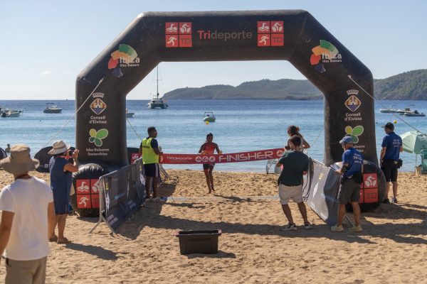 Joven deportista cruzando la meta en Cala San Vicente