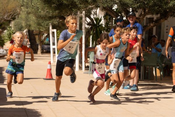 Participantes de categorías inferiores completando el segmento de natación