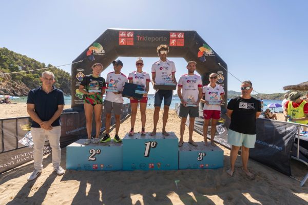 Podio absoluto del Acuatlón de Cala San Vicente