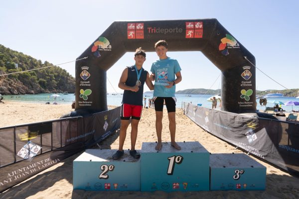 Jóvenes deportistas premiados en Cala San Vicente